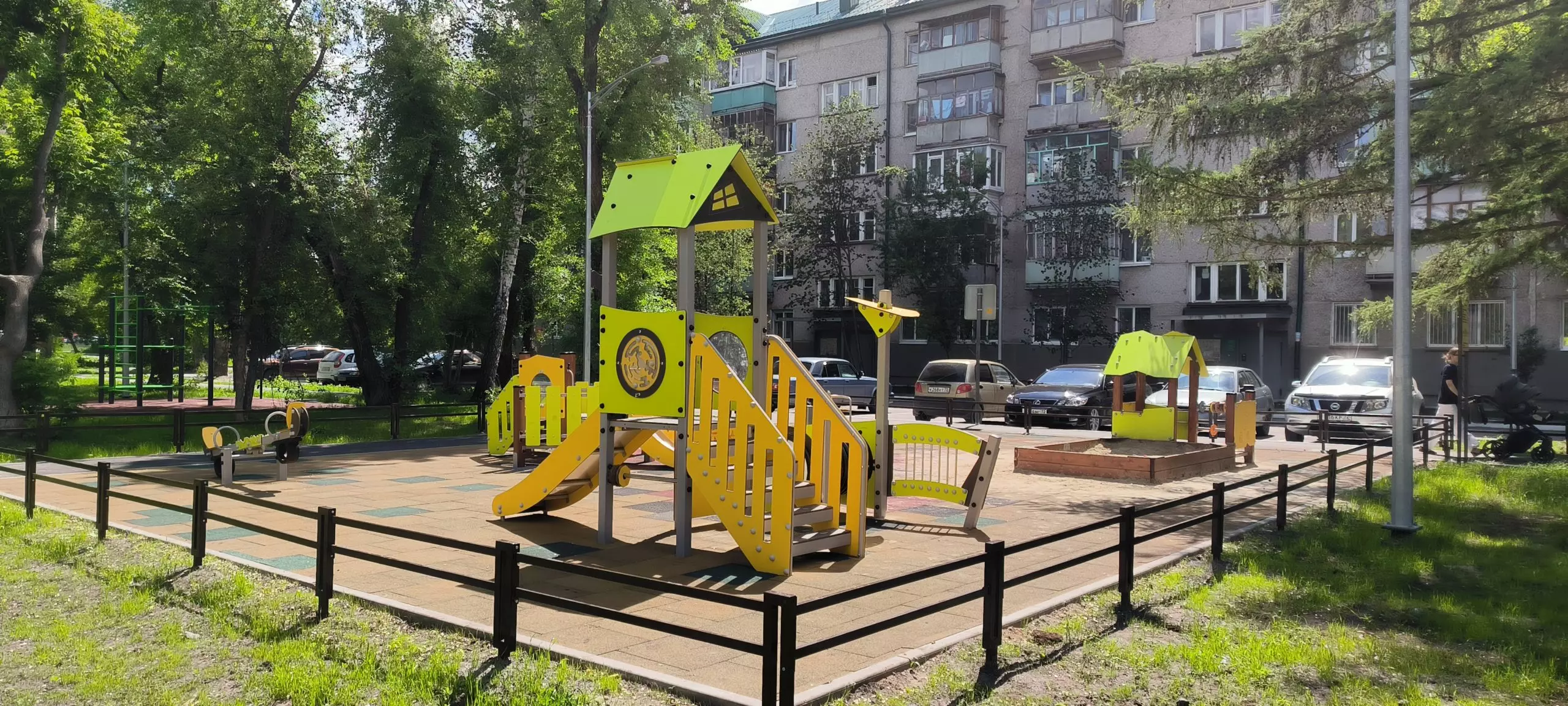 Оснащение дворовой территории на улице Беляева в Тюмени
