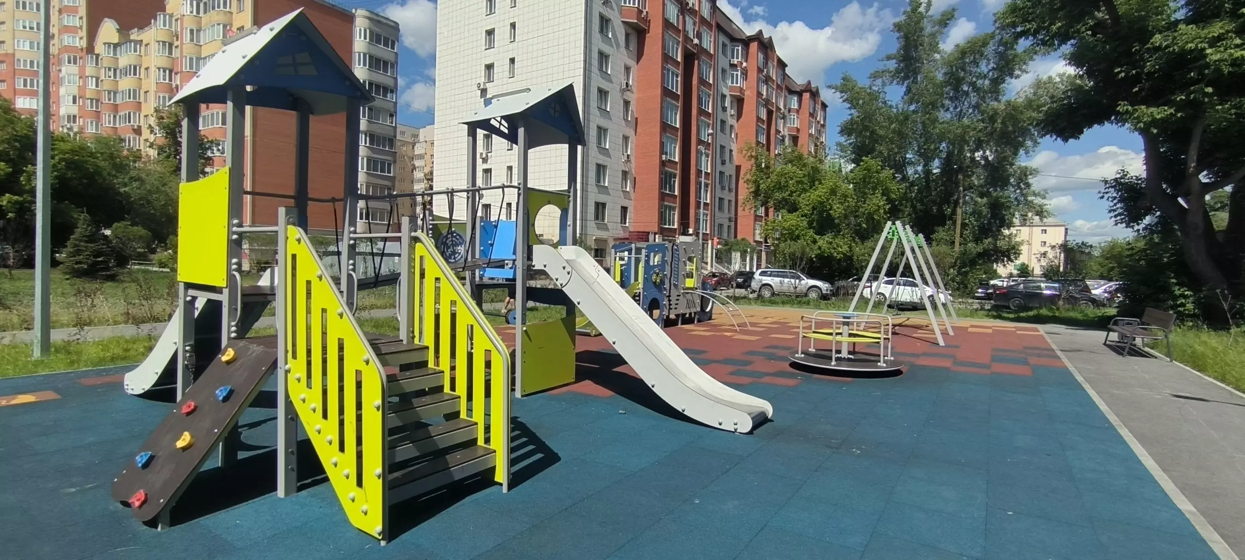 Благоустройство двора на улице Киевской в Тюмени